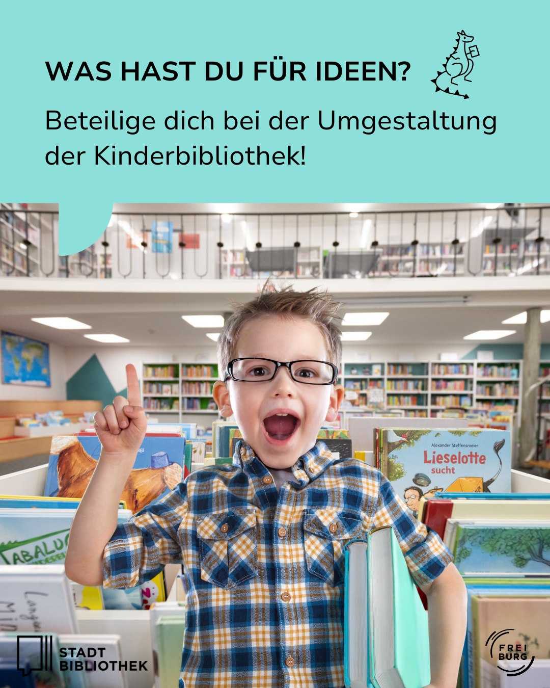 Dieser Alternativtext wurde KI-generiert: Eine Person steht vor Regalen voller Bücher und zeigt mit dem Finger auf ein Buch. Das Bild ist farbig und enthält Text zur Beteiligung an der Umgestaltung einer Kinderbibliothek.