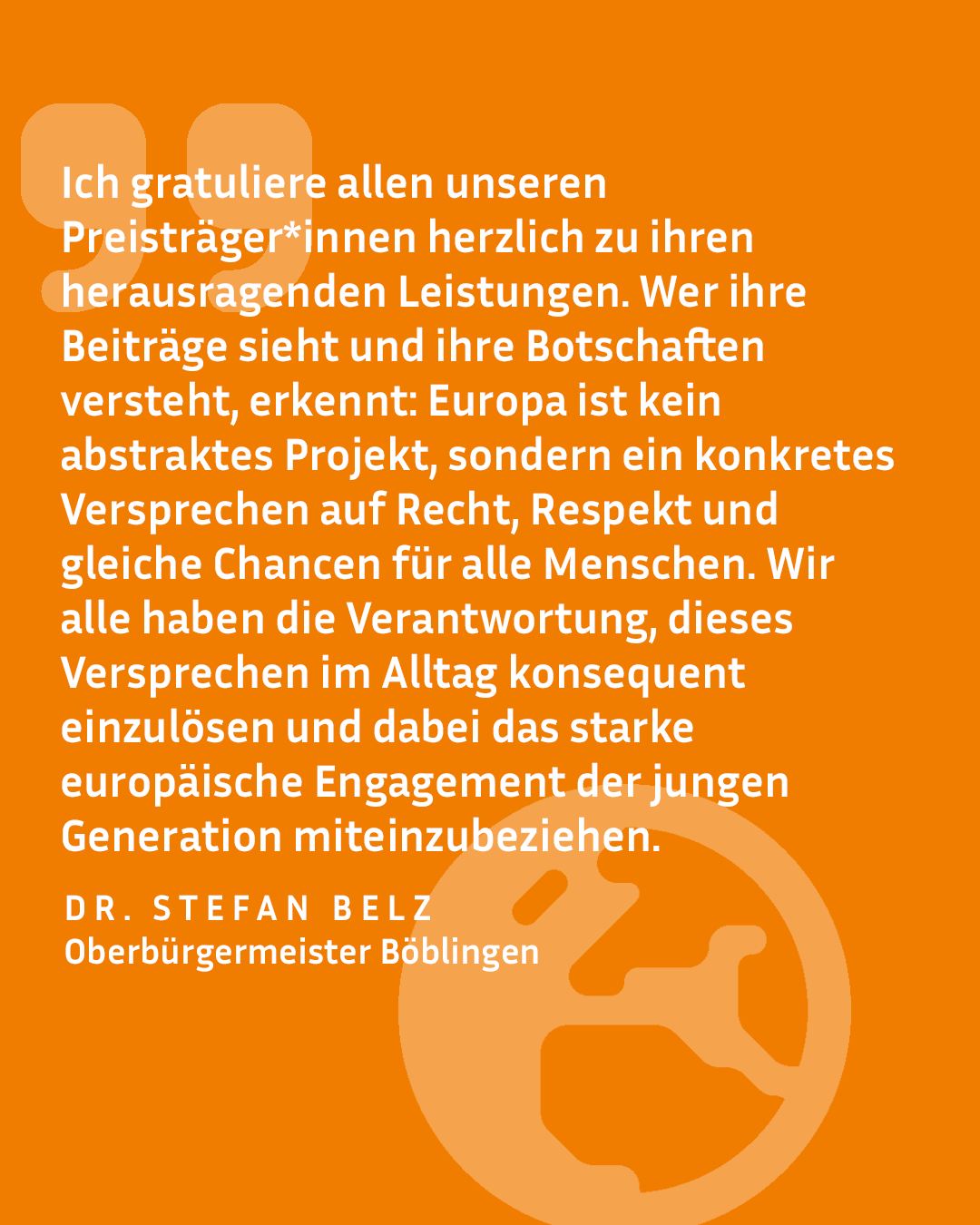 Zitat von Dr. Stefan Belz, Oberbürgermeister Böblingen, auf orangem Hintergrund: Gratulation an Preisträger*innen und Betonung des europäischen Versprechens auf Recht, Respekt und gleiche Chancen sowie des Engagements der jungen Generation. (KI-Alternativtext)