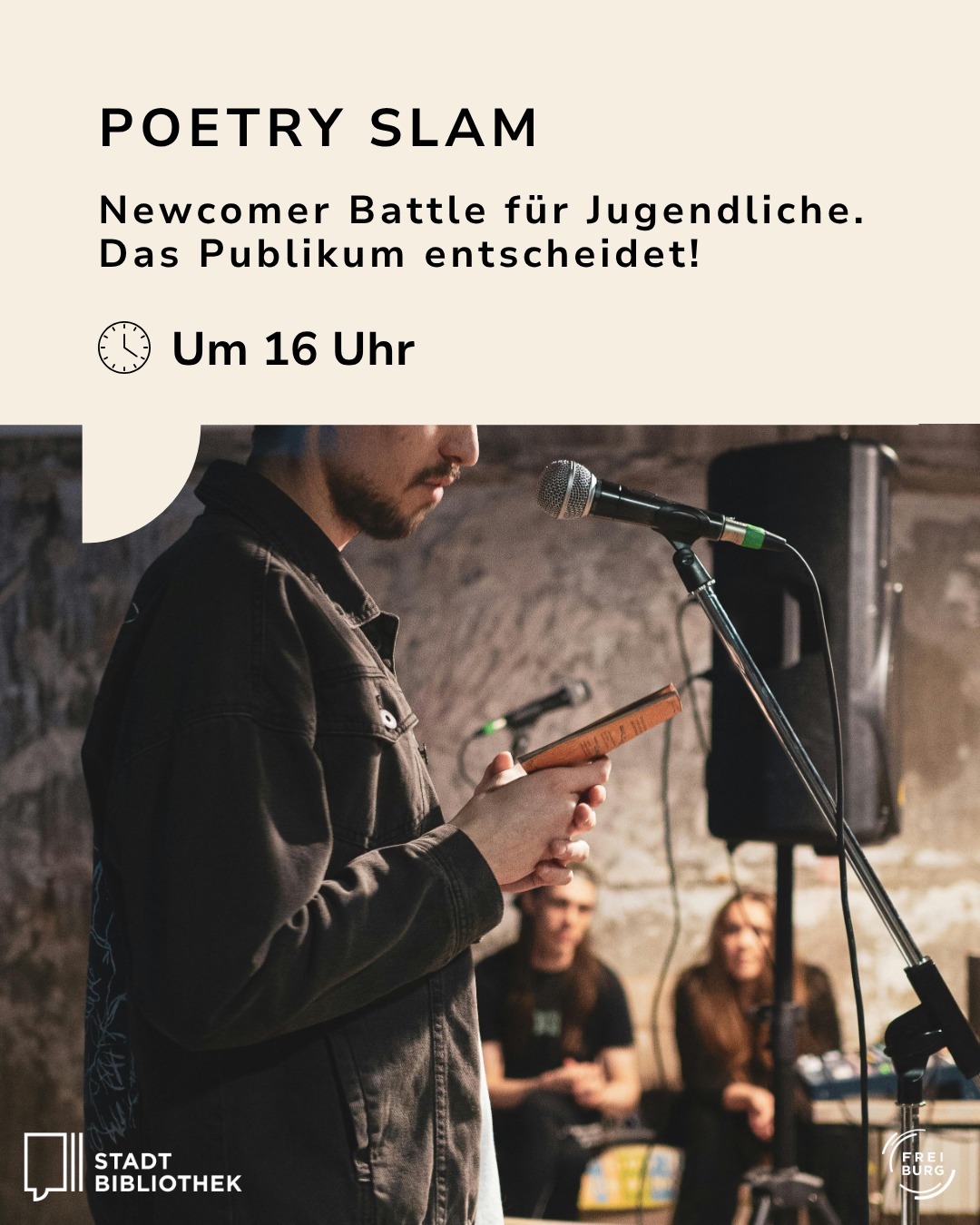 Dieser Alternativtext wurde KI-generiert: Ein Werbeflyer kündigt einen Poetry Slam mit einem Wettbewerb für Jugendliche an. Ein Teil des Flyers zeigt eine Person, die in ein Mikrofon spricht und etwas aus einem Buch vorliest.