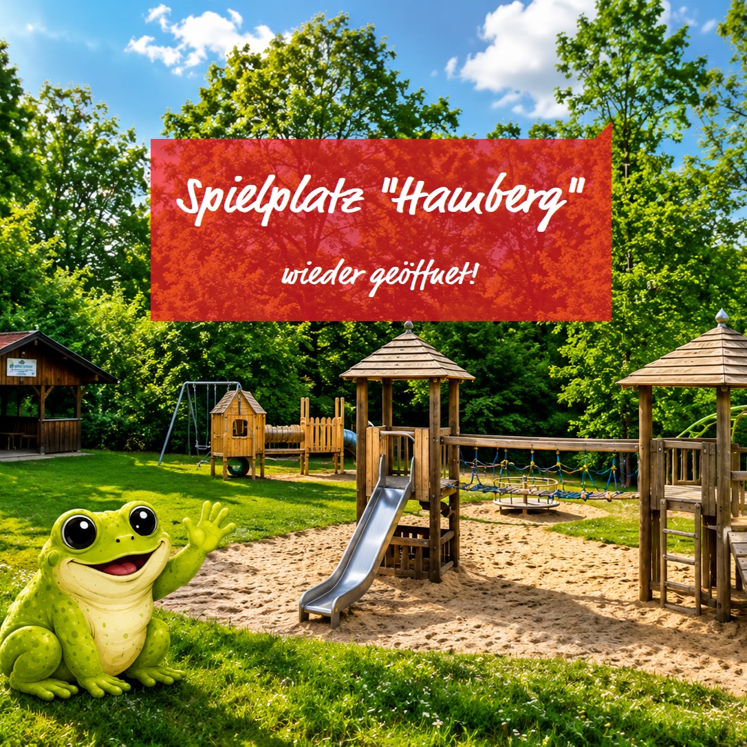 Holzspielplatz mit Rutsche und Sandfläche. Im Vordergrund winkt eine große grüne Froschfigur. Ein roter Banner mit weißer Schrift verkündet: "Spielplatz 'Hauberg' wieder geöffnet!". (KI-Alternativtext)