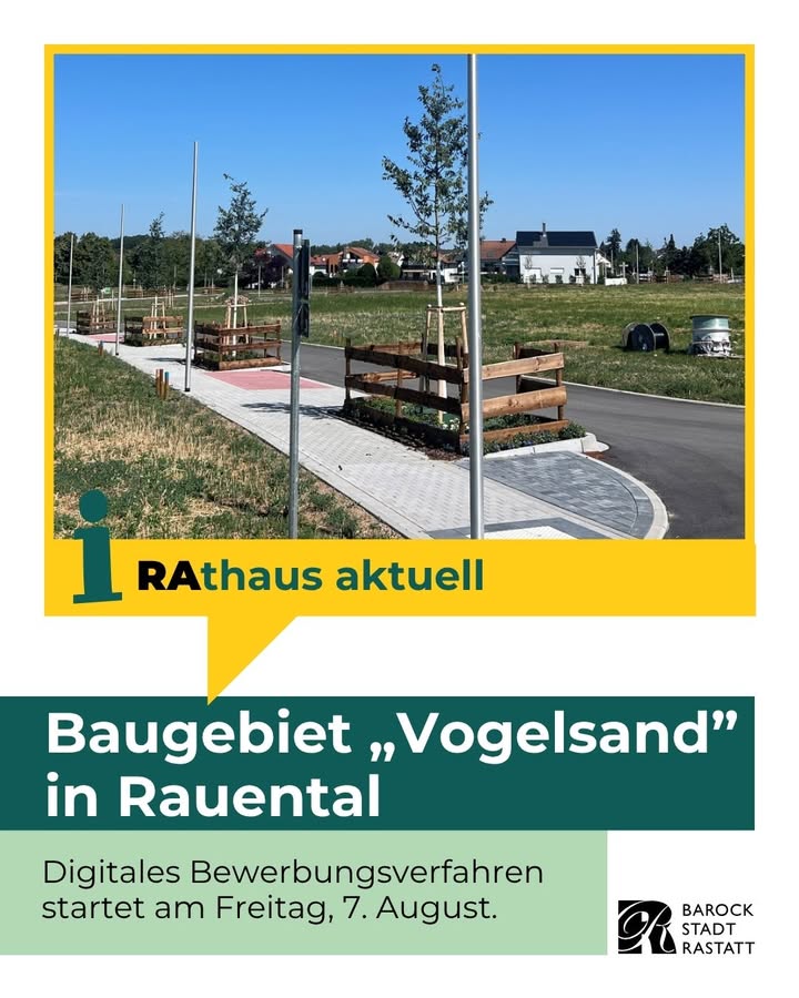 Flyer mit dem Titel „Rathaus aktuell“ und einem Foto einer neu angelegten Straße mit jungen Bäumen und Schutzgittern. Der Haupttext lautet „Baugebiet ‚Vogelsand‘ in Rauental“. Darunter steht: „Digitales Bewerbungsverfahren startet am Freitag, 7. August.“ Unten rechts befindet sich das Logo der Barockstadt Rastatt. (KI-Alternativtext)