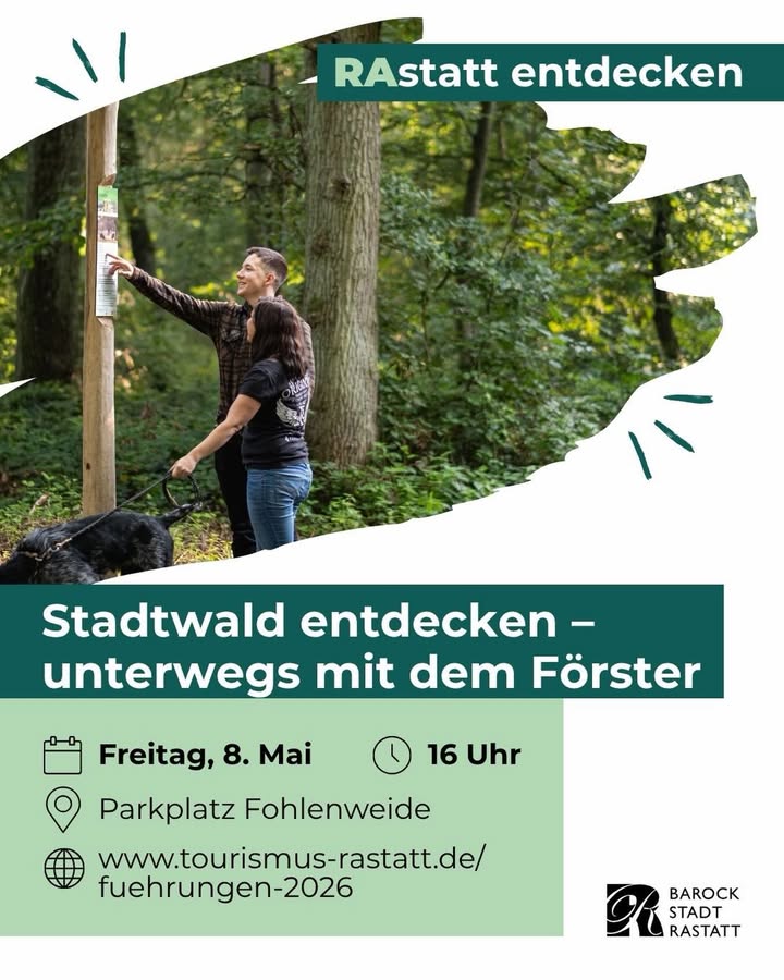 Dieser Alternativtext wurde KI-generiert: Ein farbiges Werbeplakat zeigt eine Person beim Wandern in einem Wald. Es informiert über eine Stadtführung mit einem Förster am 8. Mai um 16 Uhr.