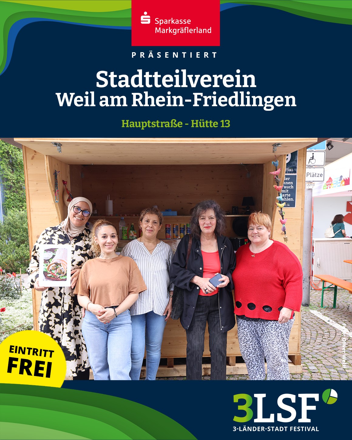 Fünf Personen stehen vor einem Holzstand auf einem Festival. Oben steht „Sparkasse Markgräflerland präsentiert Stadtteilverein Weil am Rhein-Friedlingen, Hauptstraße - Hütte 13“. Unten links „Eintritt frei“, rechts das Logo „3LSF 3-Länder-Stadt Festival“. (KI-Alternativtext)