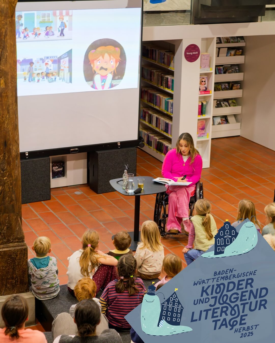 Dieser Alternativtext wurde KI-generiert: Eine Person liest Kindern eine Geschichte vor, die auf einer Leinwand angezeigt wird. Die Szene findet in einem Innenraum mit Büchern und Dekorationen statt.