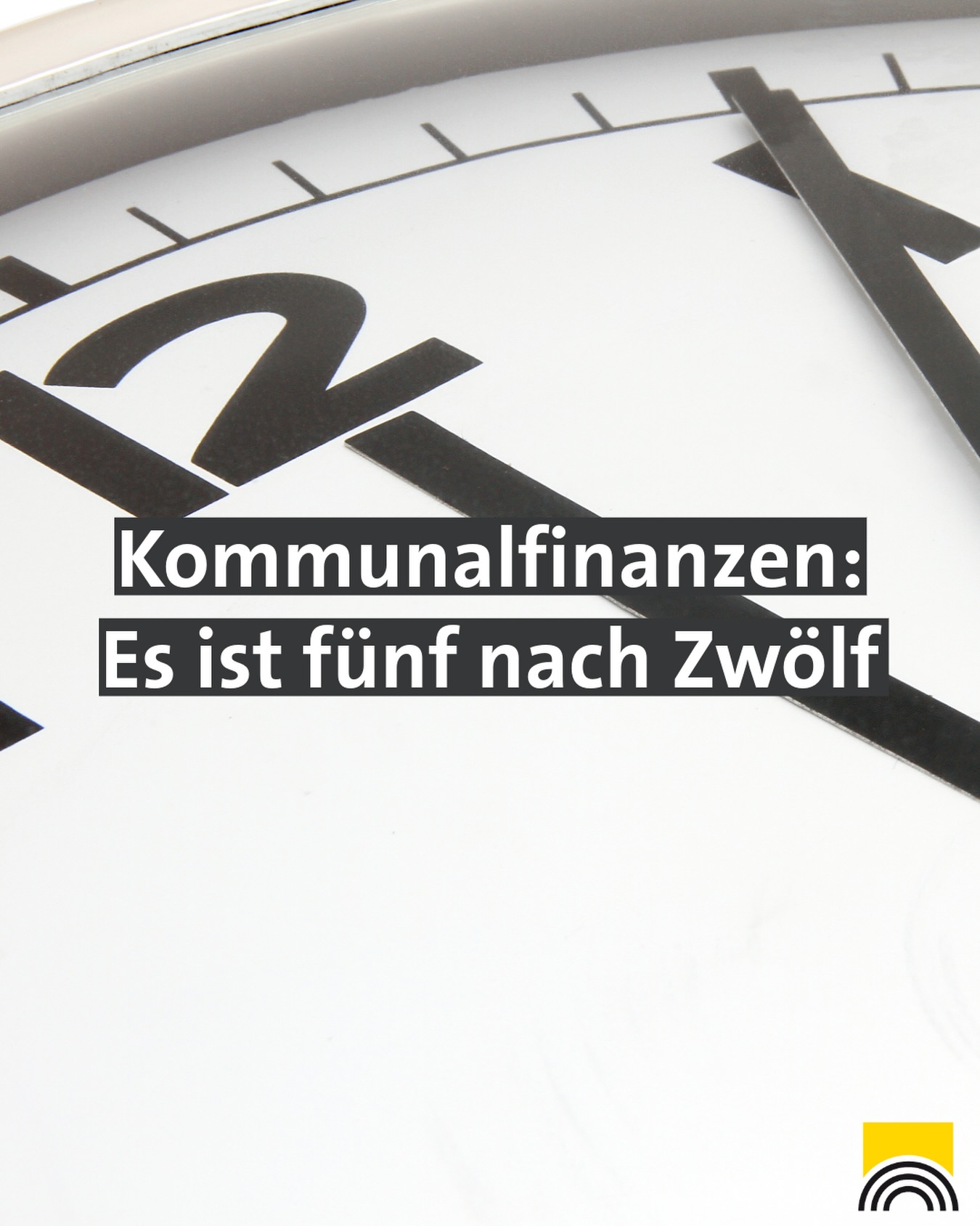 Dieser Alternativtext wurde KI-generiert: Nahaufnahme einer Uhr mit einem Text darüber. Der Text ist auf Deutsch und bezieht sich auf Kommunalfinanzen und die Uhrzeit fünf nach Zwölf.