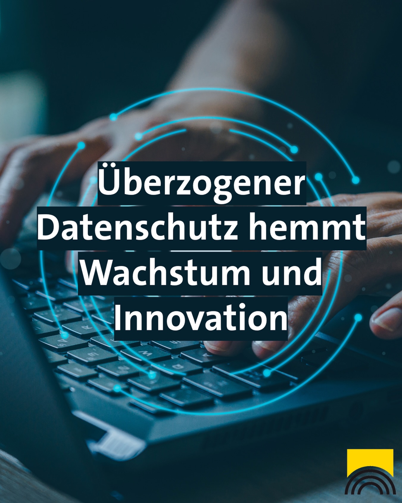 Dieser Alternativtext wurde KI-generiert: Ein Laptop mit Händen, die über die Tastatur tippen, ist vor einem blauen, leuchtenden Hintergrund zu sehen. Text auf dem Bild bezieht sich auf Datensicherheit und Wachstum.