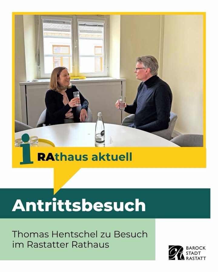 Dieser Alternativtext wurde KI-generiert: Zwei Personen sitzen an einem Tisch und unterhalten sich in einem Raum mit einem Fenster. Im Vordergrund befindet sich ein auffälliges Design mit Text und Logos.