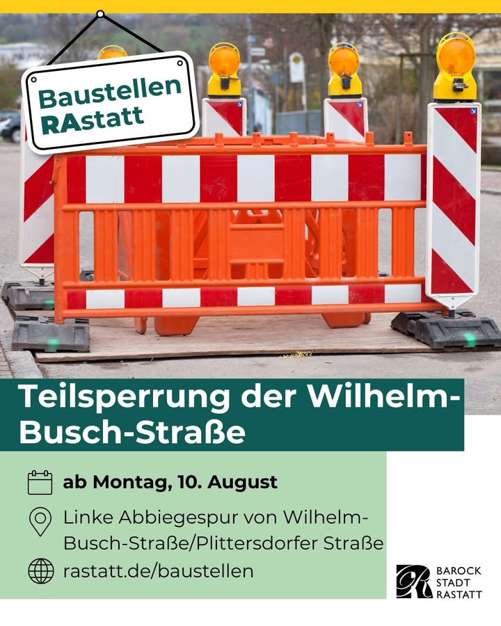 Ein orangefarbener Bauzaun mit rot-weißen Streifen und Warnleuchten trägt ein Schild mit der Aufschrift „Baustellen RASTATT“. Darunter steht in einem grünen Balken „Teilspernung der Wilhelm-Busch-Straße“. Ein weiterer grüner Bereich listet Details auf: ab Montag, 10. August, betrifft die linke Abbiegespur von Wilhelm-Busch-Straße/Plittersdorfer Straße und verweist auf die Website rastatt.de/baustellen. Rechts unten ist das Logo der Barockstadt Rastatt. (KI-Alternativtext)