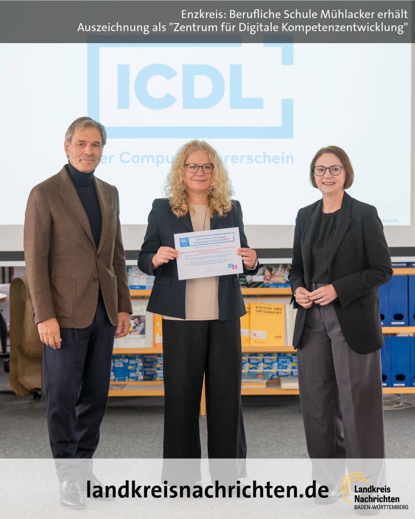 Dieser Alternativtext wurde KI-generiert: Drei Personen stehen in einem Innenraum und halten ein Zertifikat. Im Hintergrund befindet sich ein Schreibtisch und ein Banner mit Text und Logos.