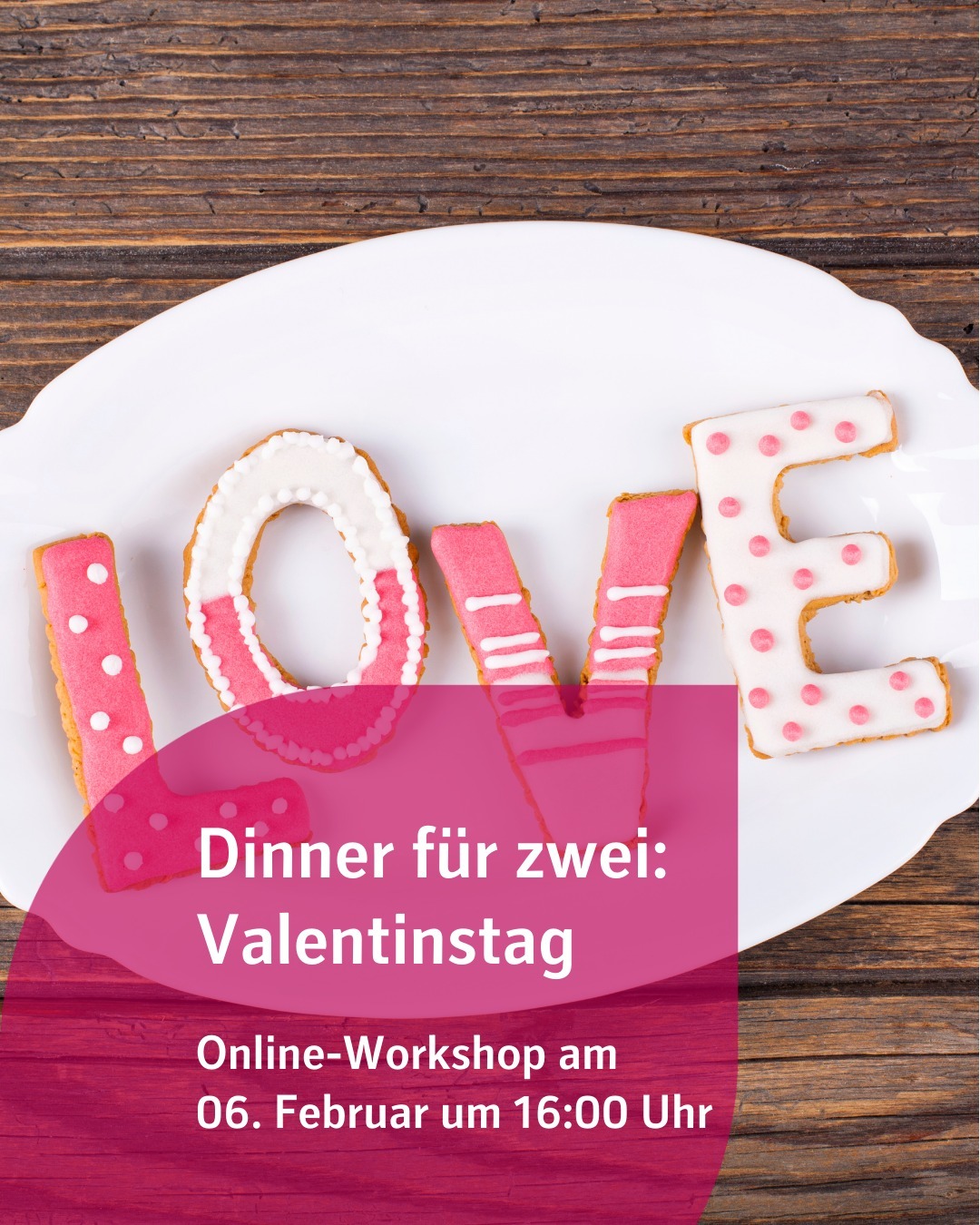 Zu sehen sind Kekse in Buchstabenform, die das Wort LOVE ergeben. Bildtext: Dinner für Zwei - Valentinstag. Online-Workshop am 6. Februar um 16 Uhr.