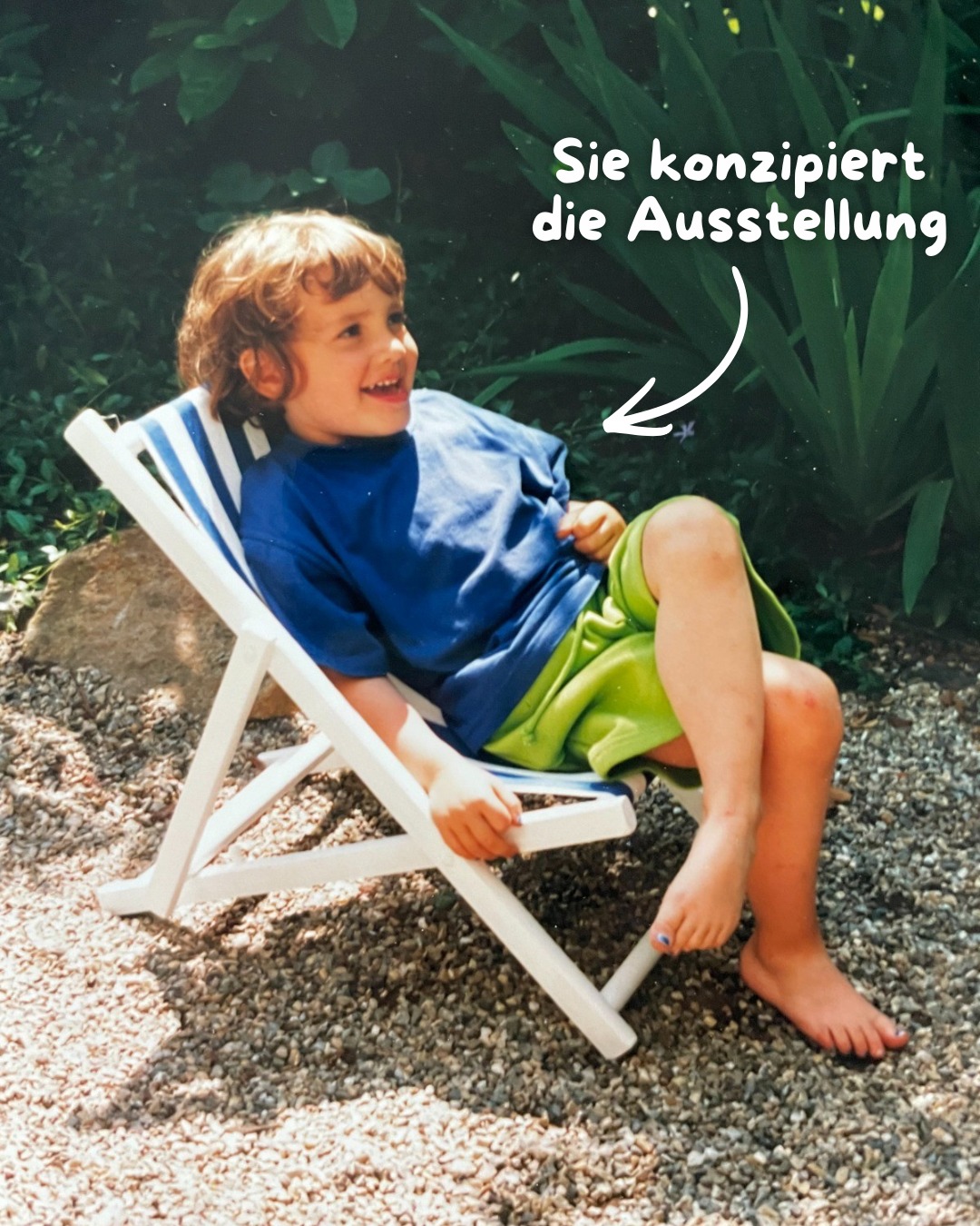 Dieser Alternativtext wurde KI-generiert: Ein Kind sitzt entspannt auf einer weißen Liege im Freien. Im Hintergrund sind Pflanzen und Kies zu sehen.
