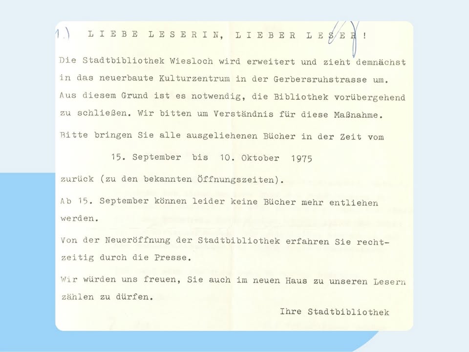 Dieser Alternativtext wurde KI-generiert: Schwarz-weißes Bild eines Textdokuments. Es enthält eine Ankündigung über die vorübergehende Schließung einer Bibliothek aufgrund von Erweiterungsarbeiten.