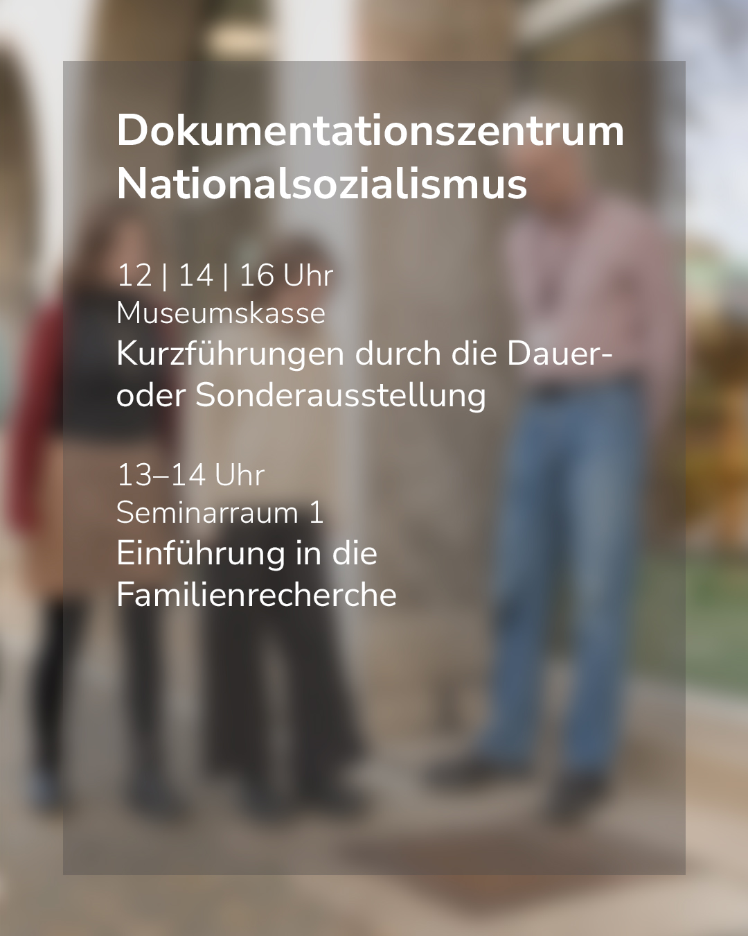 Dieser Alternativtext wurde KI-generiert: Ein verschwommenes Bild zeigt einen Informationstext vor einem Gebäude. Der Text beinhaltet Angaben zu Uhrzeiten und Veranstaltungsorten.
