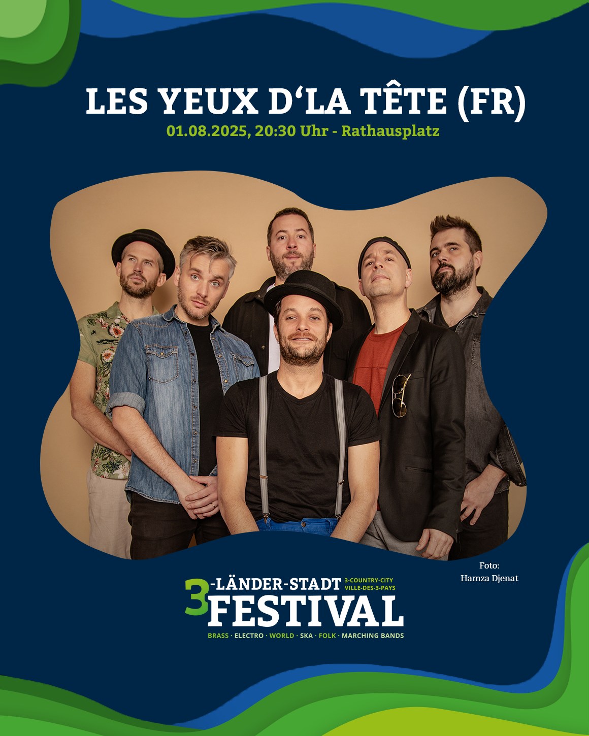 Auf dem Werbebild sind sechs Personen vor einem farbigen Hintergrund zu sehen. Es wird für ein Festival geworben.