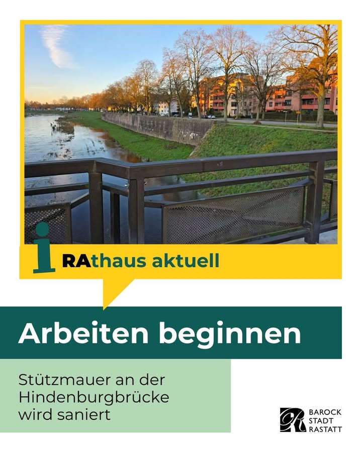 Dieser Alternativtext wurde KI-generiert: Ein Blick auf einen Fluss, umgeben von Bäumen und Gebäuden. Im Vordergrund befindet sich ein Geländer mit Text und Logos in einem farbigen Design.