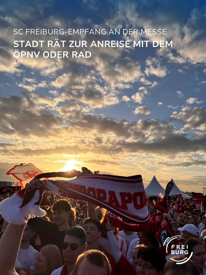 Menschenmenge bei Sonnenuntergang mit SC Freiburg-Schals, im Hintergrund Zelte und Text: „SC Freiburg-Empfang an der Messe. Stadt rät zur Anreise mit dem ÖPNV oder Rad“. (KI-Alternativtext)