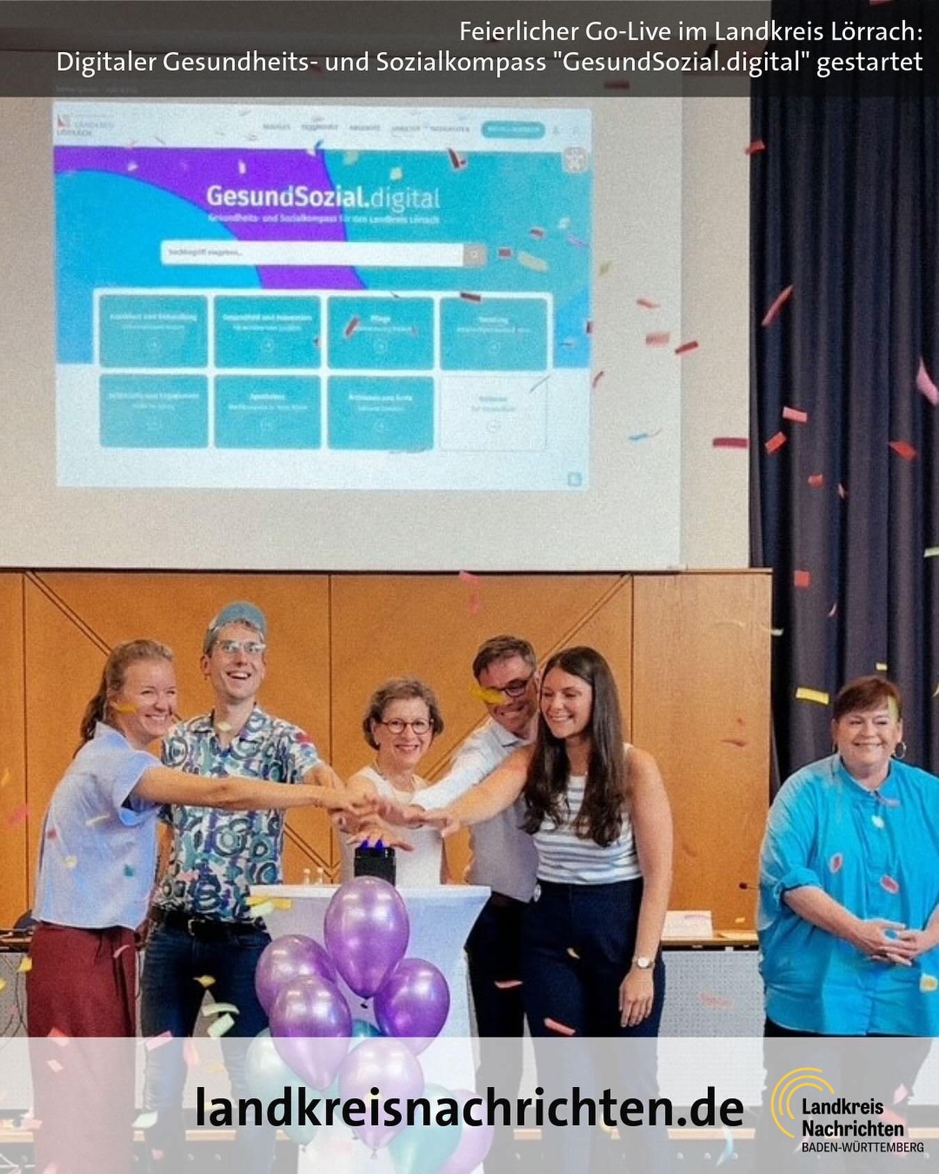 Eine Gruppe von Menschen steht zusammen vor einer Leinwand mit der Aufschrift GesundSozial.digital und feiert mit Konfetti und Ballons.