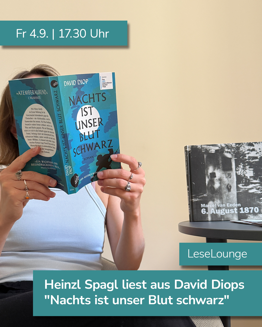 Eine Person hält das Buch "Nachts ist unser Blut schwarz" von David Diop vor das Gesicht, während rechts auf einem Tisch das Buch "6. August 1870" von Marcel van Eeden liegt. Textfelder nennen den Termin "Fr 4.9. | 17.30 Uhr", den Ort "LeseLounge" und die Veranstaltung "Heinzl Spagl liest aus David Diops 'Nachts ist unser Blut schwarz'". (KI-Alternativtext)