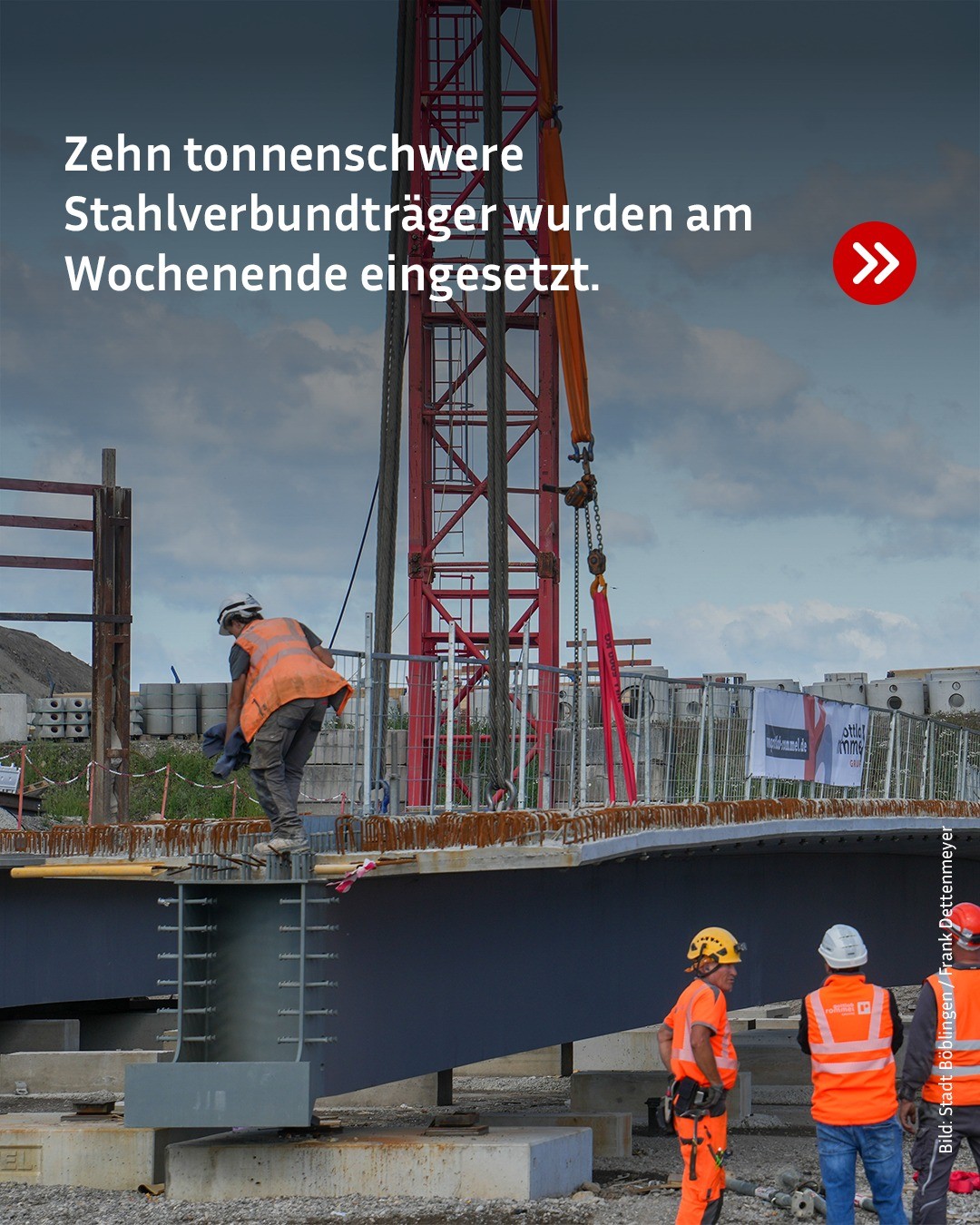 Zehn tonnenschwere Stahlverbundträger wurden am Wochenende eingesetzt. Auf einer Baustelle arbeiten mehrere Personen in Warnwesten und Helmen an einem großen Stahlträger, der von einem roten Kran gehoben wird. (KI-Alternativtext)