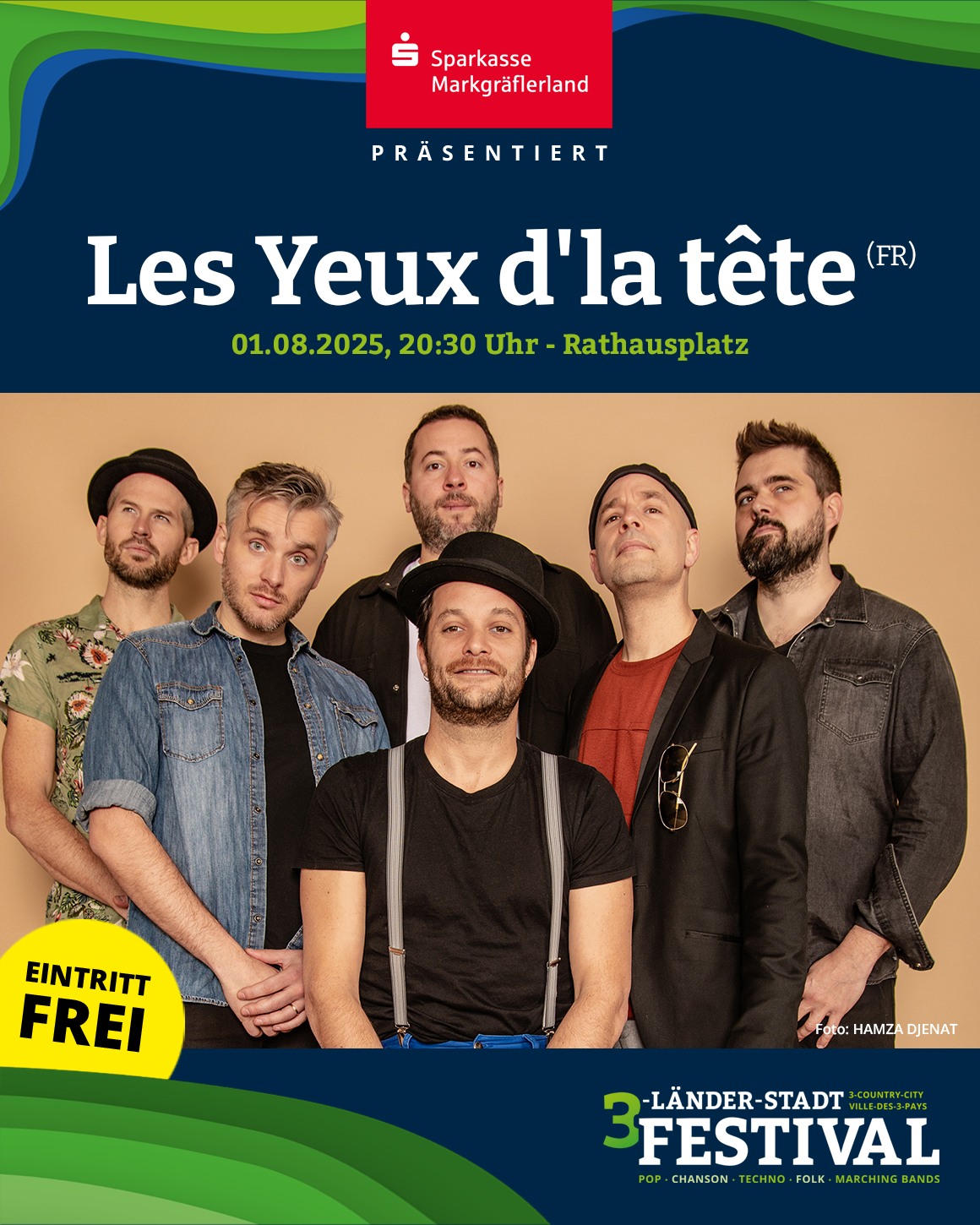 Ein Werbeplakat für ein Festival. Es zeigt sechs Personen, die nebeneinander stehen. Im Hintergrund befindet sich das Logo eines Sponsors.