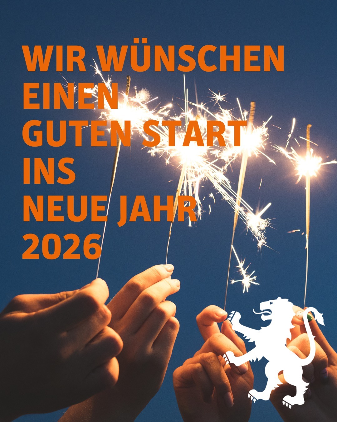 vier Hände halten jeweils eine Wunderkerze in der Hand. Bildtext: Wir wünschen einen guten Start ins neue Jahr 2026.