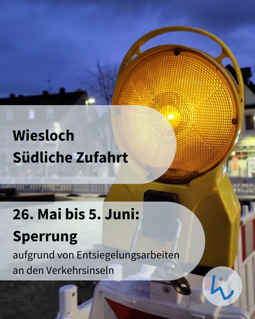 Gelbes Warnlicht vor abendlichem Hintergrund mit Text: „Wiesloch, Südliche Zufahrt. 26. Mai bis 5. Juni: Sperrung aufgrund von Entsiegelungsarbeiten an den Verkehrsinseln.“ (KI-Alternativtext)