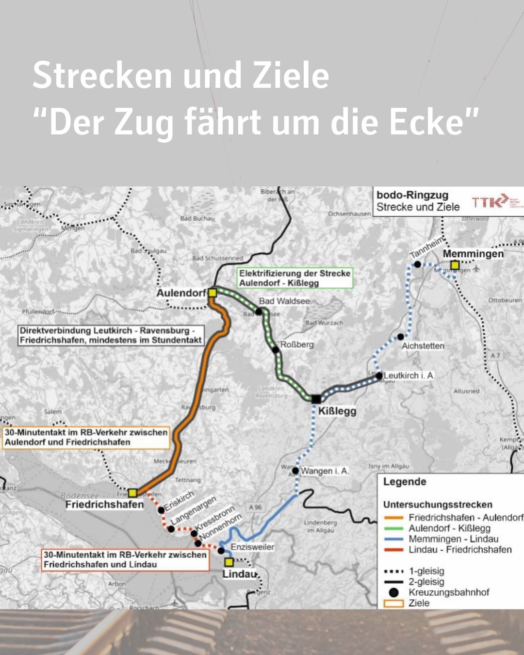 Dieser Alternativtext wurde KI-generiert: Schwarz-weißes Diagramm, das eine Eisenbahnstrecke und verschiedene Ortschaften zeigt. Es enthält Symbole und Texte, die Informationen zur Zugverbindung darstellen.