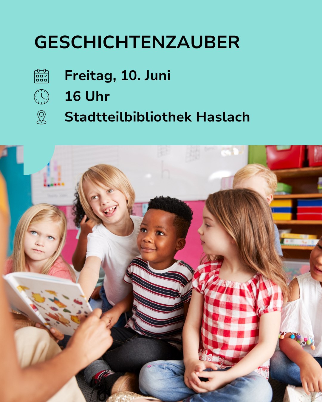 Geschichtenzauber am Freitag, 10. Juni, 16 Uhr in der Stadtteilbibliothek Haslach. Kinder sitzen im Kreis, eine Person liest aus einem Bilderbuch vor. (KI-Alternativtext)
