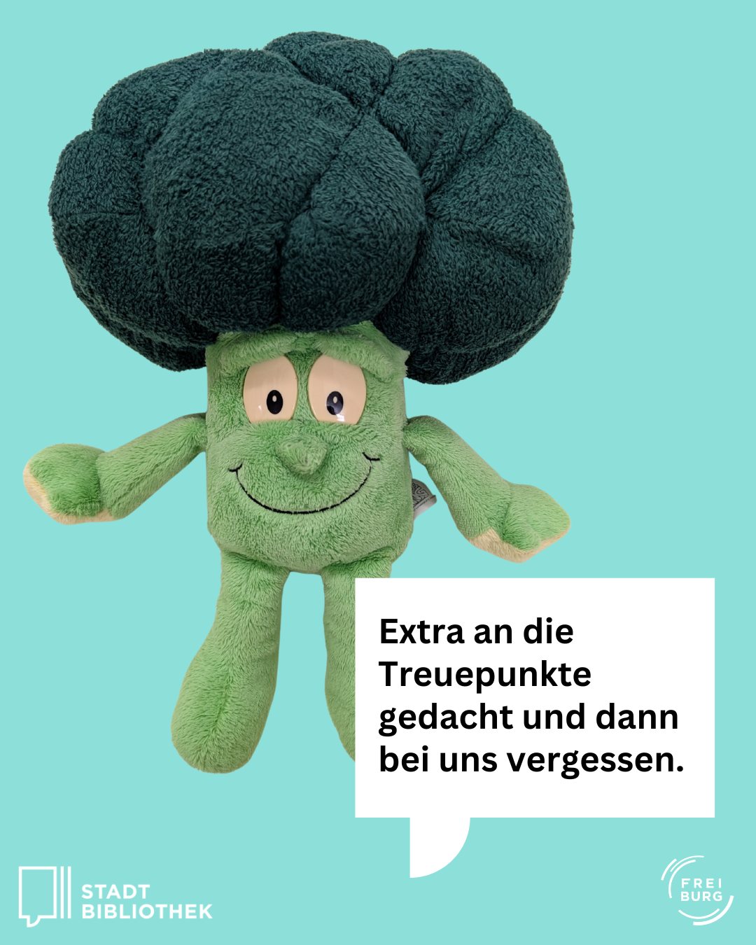 Dieser Alternativtext wurde KI-generiert: Eine Plüschfigur in Form eines Gemüses mit einem Gesicht lächelt. Im Bild befindet sich Text in einer Sprechblase und Logos am unteren Rand.