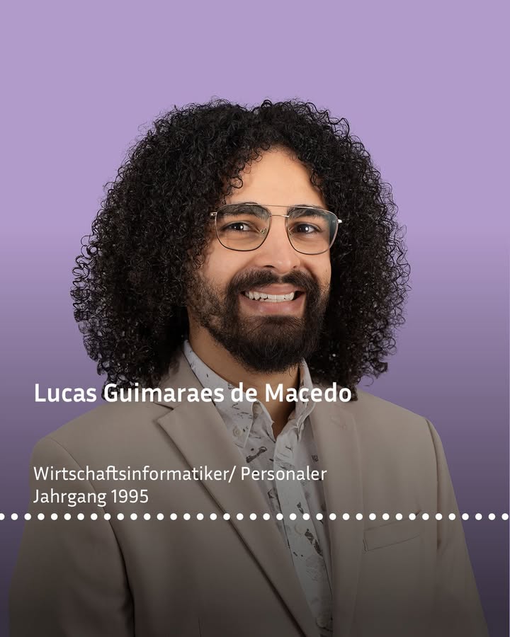 Mann mit Locken trägt einen hellen Anzug und ein gemustertes Hemd. Lila Hintergrund, Text: 'Lucas Guimaraes de Macedo, Wirtschaftsinformatiker/Personaler, Jahrgang 1995' .