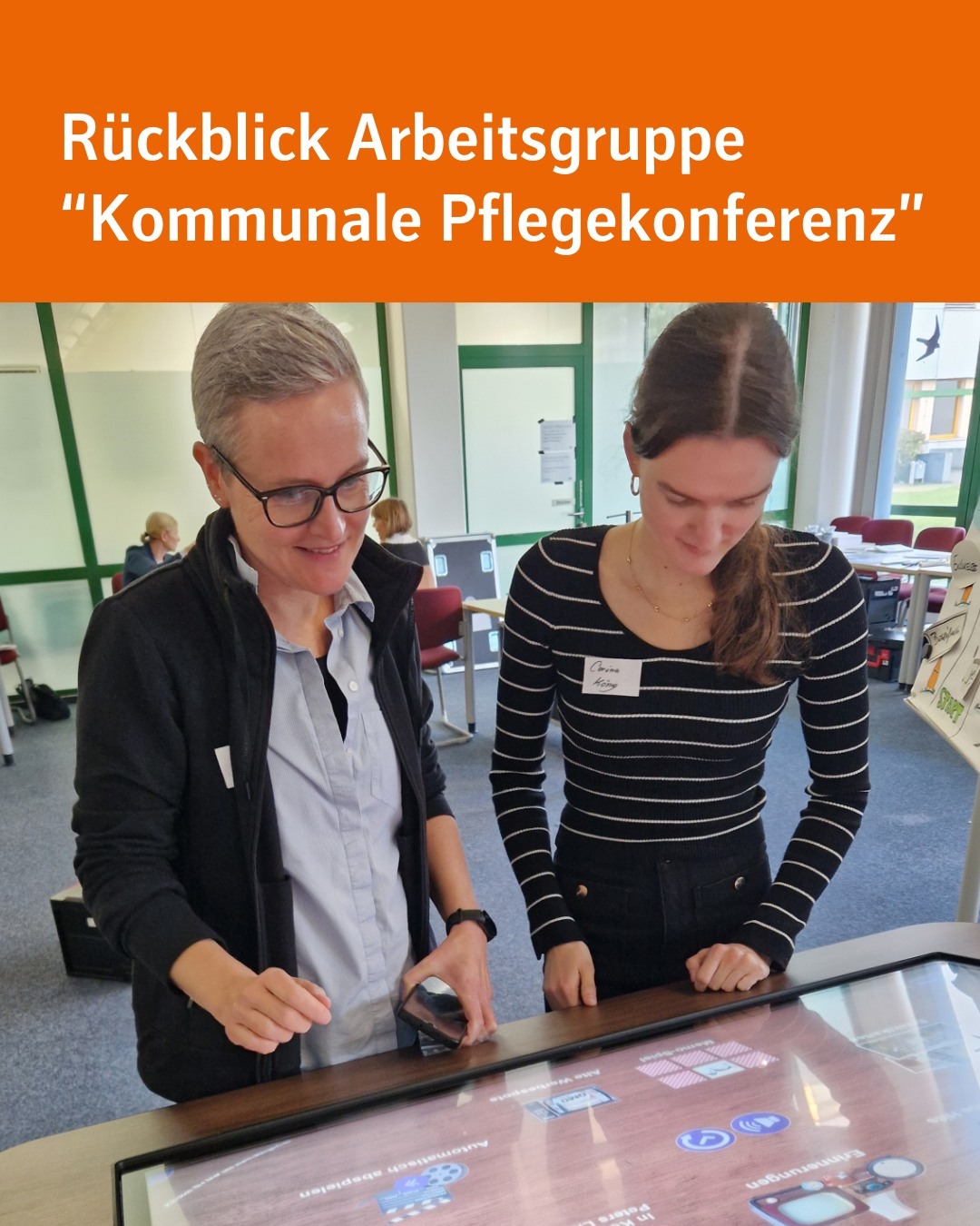 Zwei Frauen stehen an einem digitalen Tablett und informieren sich.
Bildtext: Rückblick Arbeitsgruppe "Kommunale Pflegekonferenz"
