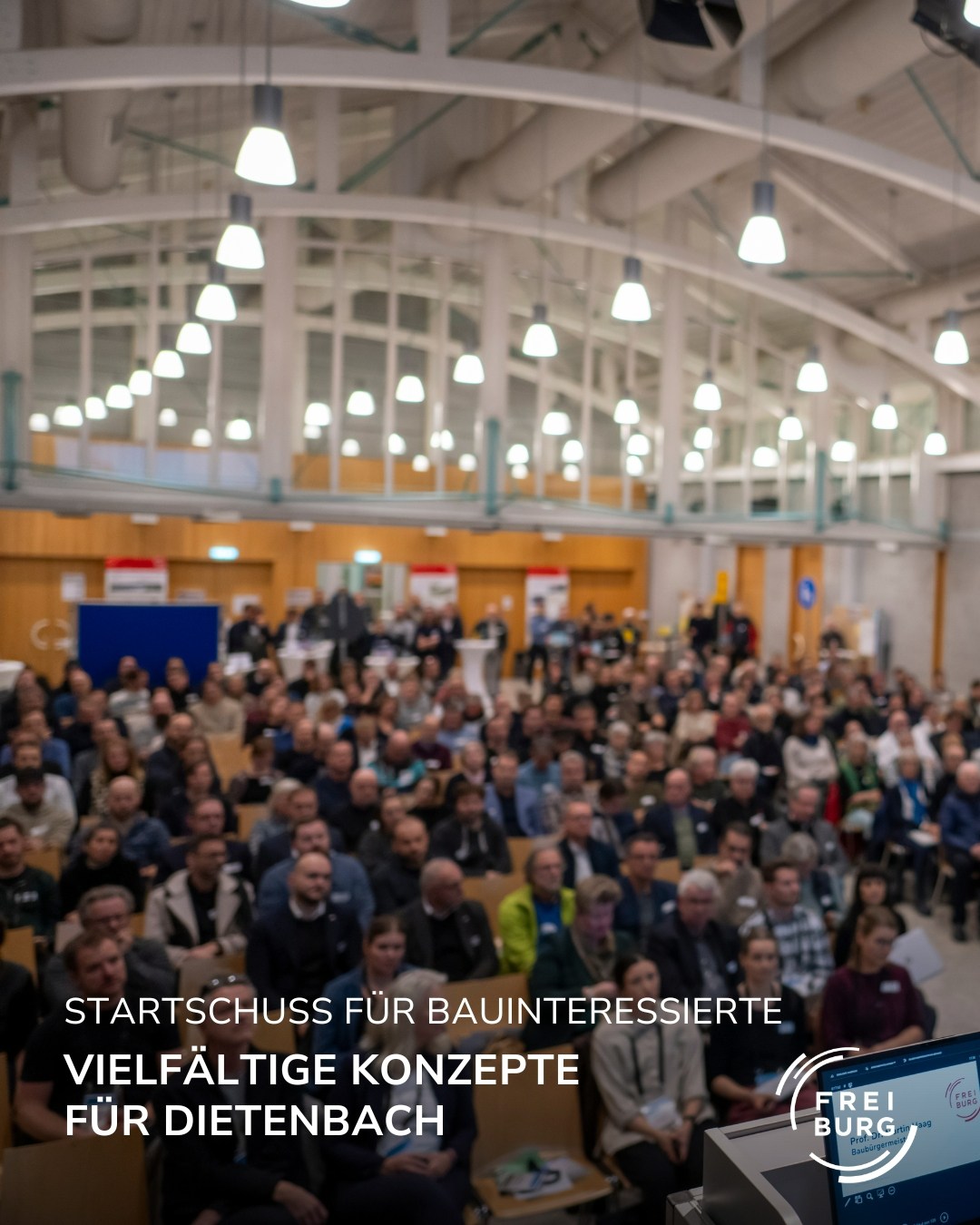 Dieser Alternativtext wurde KI-generiert: Ein Innenraum mit einer großen Fensterfront und einer Menschenmenge im Vordergrund. Im unteren Bildbereich befindet sich ein Banner mit Text und Logos.