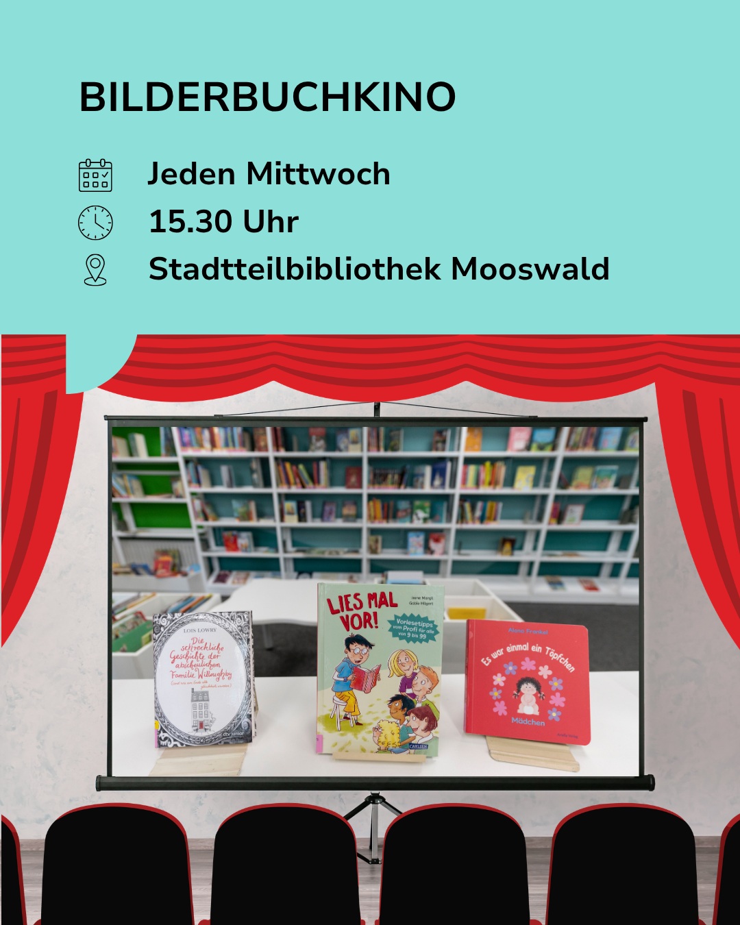 Bilderbuchkino jeden Mittwoch um 15.30 Uhr in der Stadtteilbibliothek Mooswald. Ein von roten Vorhängen gerahmter Projektorbildschirm zeigt drei Bücher vor Bücherregalen: "Die schreckliche Geschichte der schrecklichen Familie Willoughby", "Lies mal vor!" und "Es war einmal ein Töpfchen". (KI-Alternativtext)