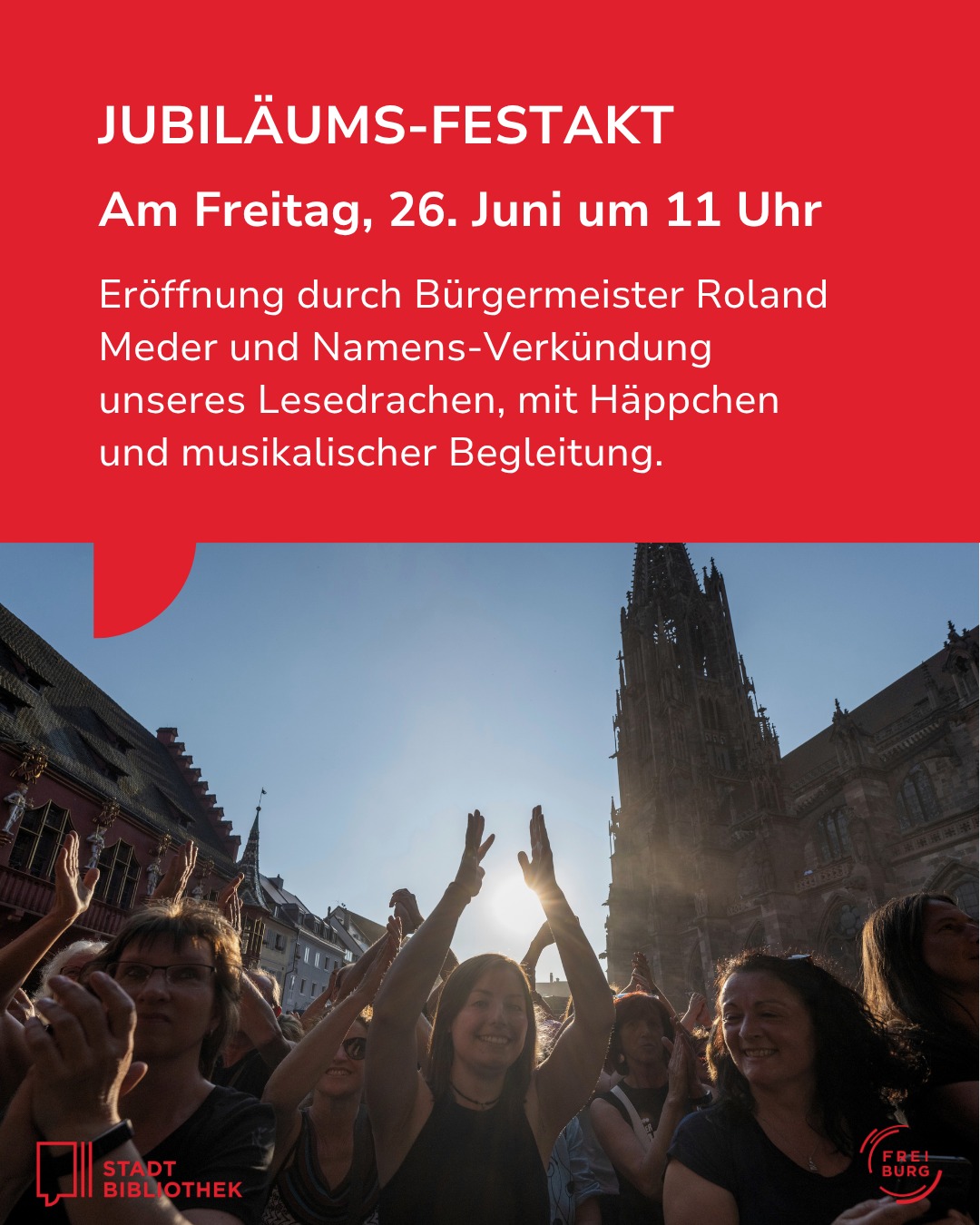 Jubiläums-Festakt am Freitag, 26. Juni um 11 Uhr: Eröffnung durch Bürgermeister Roland Meder und Namensverkündung des Lesedrachen, mit Häppchen und musikalischer Begleitung. Im Hintergrund Menschenmenge vor historischem Gebäude mit Turm, einige klatschen oder heben die Hände. (KI-Alternativtext)