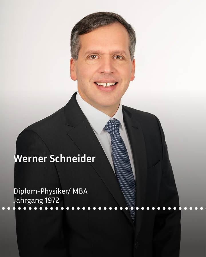 Eine Person in einem schwarzen Anzug mit weißem Hemd und blauer Krawatte. Text auf dem Bild: Werner Schneider, Diplom-Physiker/ MBA, Jahrgang 1972.
