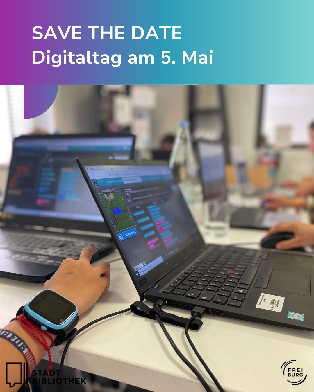 Dieser Alternativtext wurde KI-generiert: Ein geöffneter Laptop steht auf einem Schreibtisch mit einer Person, die darauf zeigt. Im Hintergrund ist eine Büroumgebung zu sehen, und ein Datum wird auf dem Laptop-Bildschirm angezeigt.