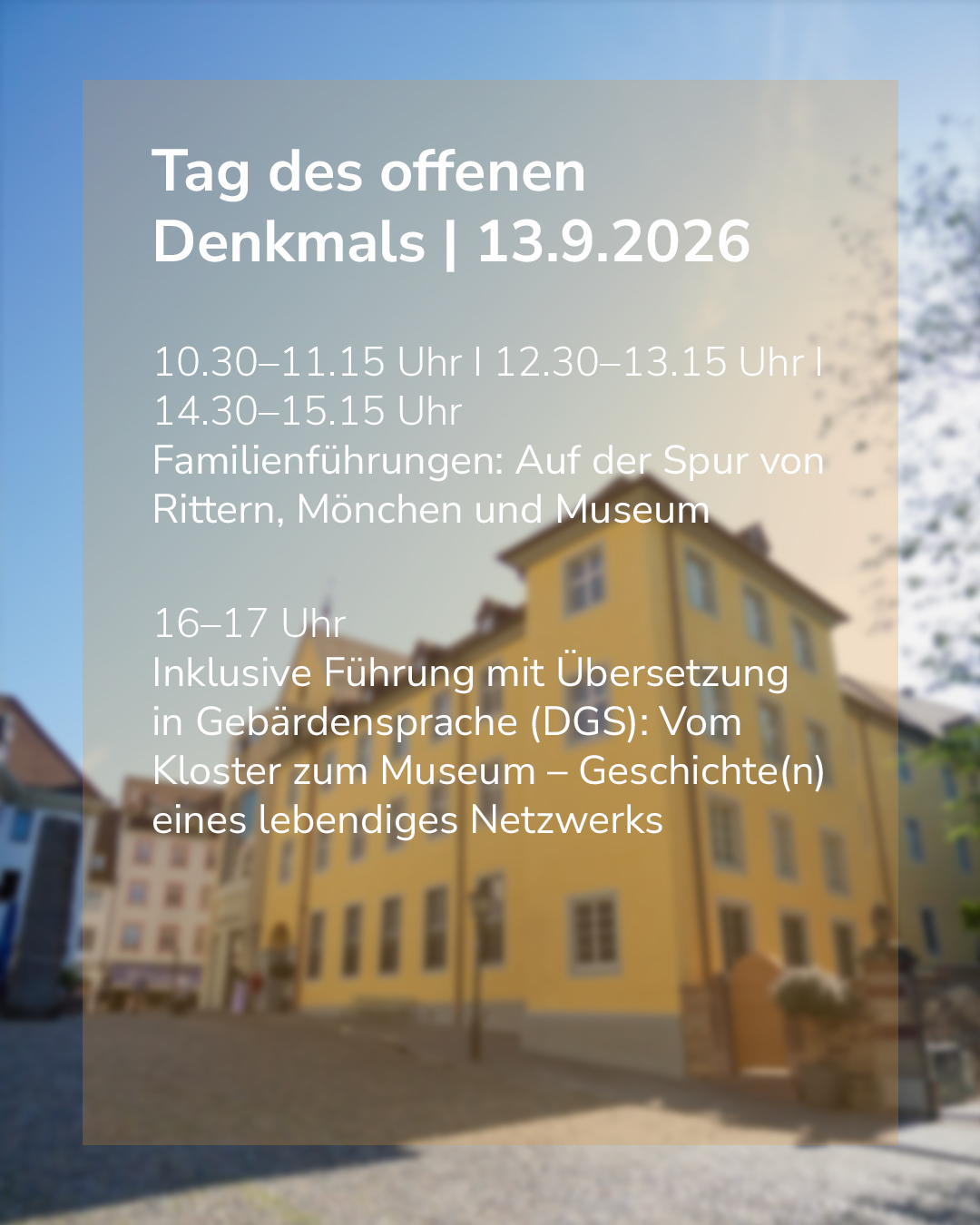 Plakat vor einem unscharfen gelben Gebäude zum Tag des offenen Denkmals am 13.9.2026. Es werden Familienführungen von 10.30 bis 15.15 Uhr zum Thema Ritter, Mönche und Museum sowie eine inklusive Führung mit DGS-Übersetzung von 16 bis 17 Uhr zum Thema Kloster und Museum angeboten. (KI-Alternativtext)