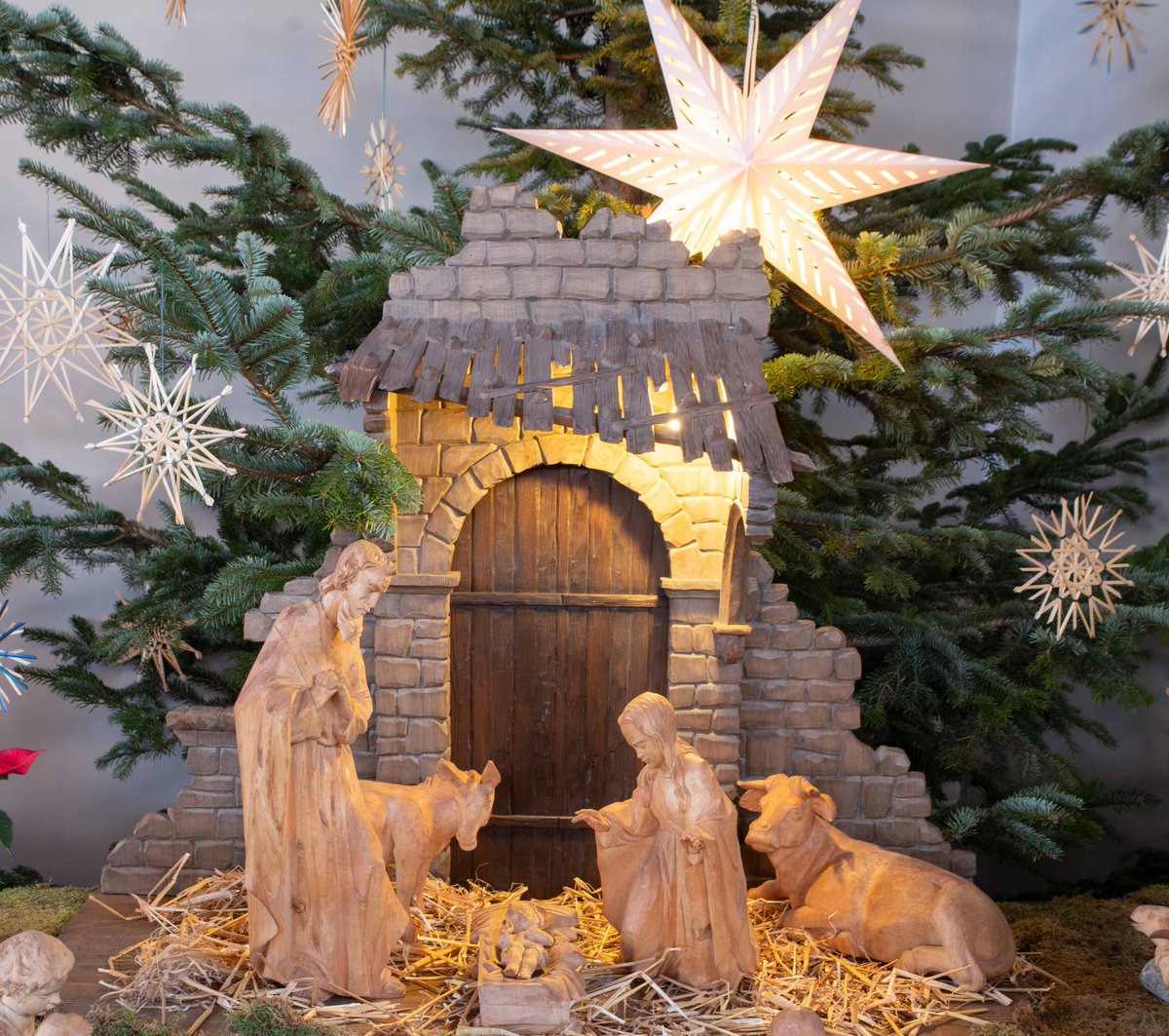 Handgeschnitzte Holzkrippe der Kath. Kirche St. Andreas in Edingen-Neckarhausen (Foto: Dorothea Burkhardt)