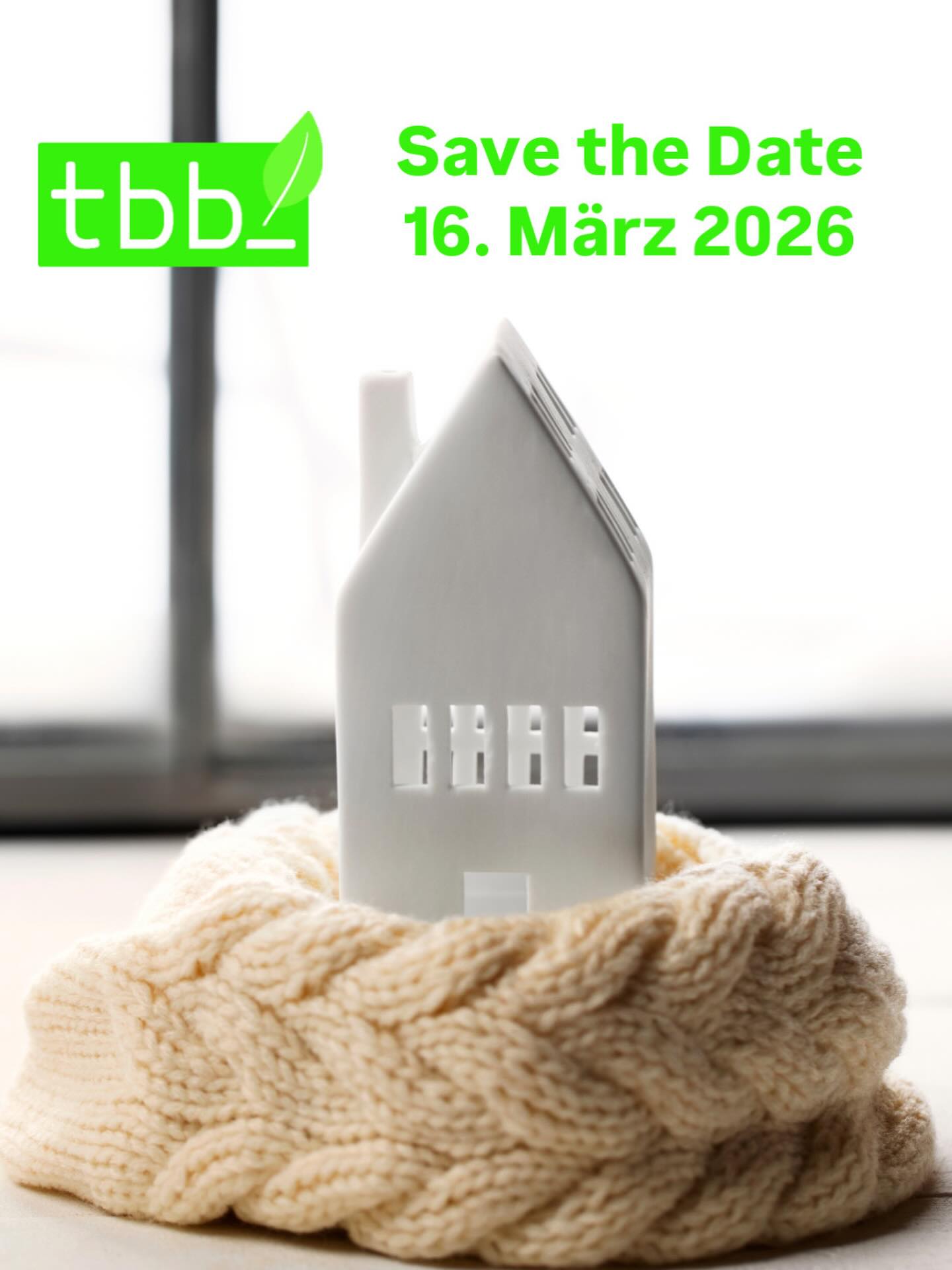 Dieser Alternativtext wurde KI-generiert: Ein Save-the-Date-Hinweis mit einem Datum und einem Haus-Motiv. Das Haus steht auf einem gelben Stoff und wird durch eine unscharfe Fensteransicht ergänzt.