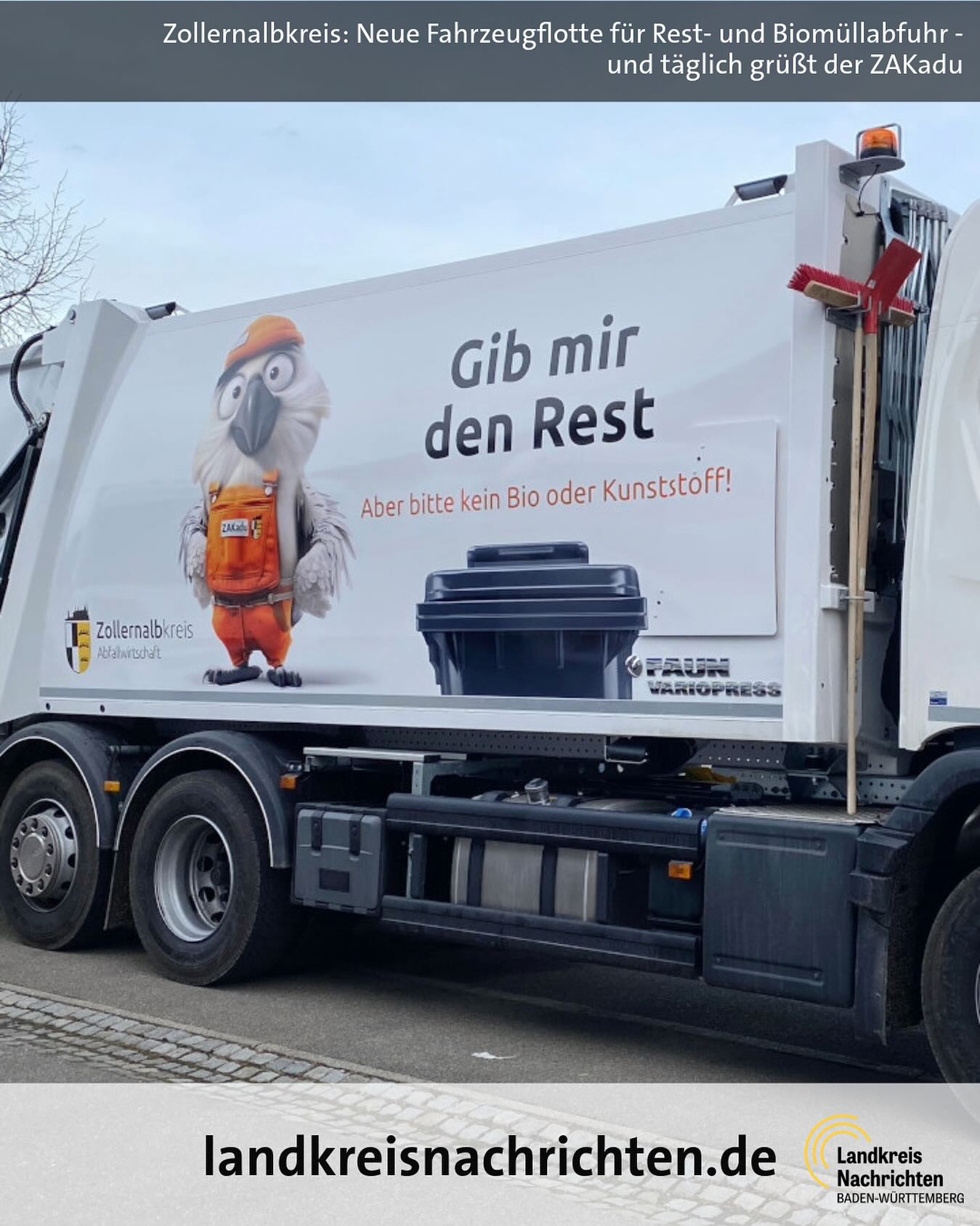 Dieser Alternativtext wurde KI-generiert: Ein großer Müllwagen mit grafischen Elementen und Texten ist abgebildet. Im Hintergrund befindet sich ein Zeitungsausschnitt mit dem Hinweis auf lokale Nachrichten.