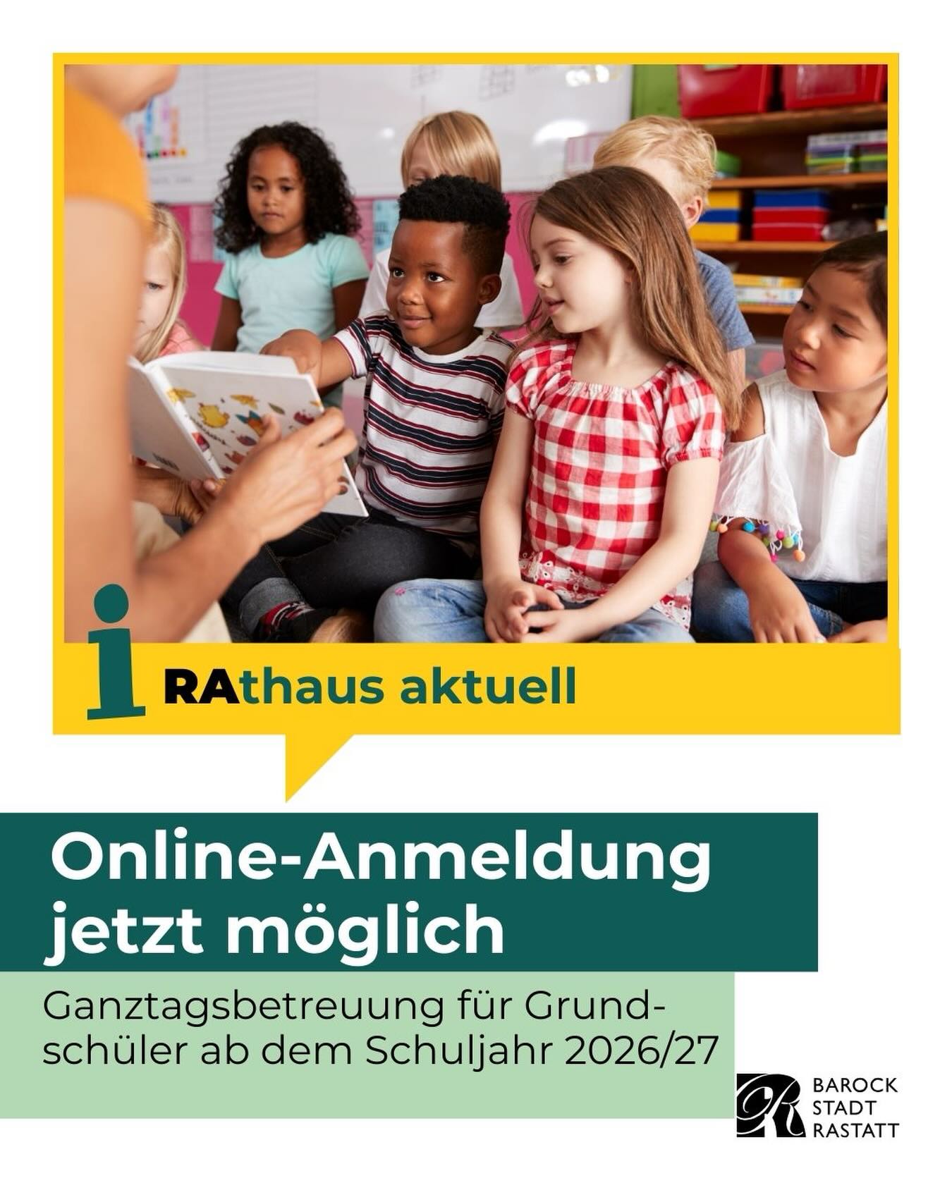 Dieser Alternativtext wurde KI-generiert: Eine Gruppe von Kindern sitzt auf einer gepolsterten Bank und schaut in eine Richtung. Im Vordergrund befindet sich ein farbenfrohes Werbeplakat für eine Online-Anmeldung zur Ganztagsbetreuung.