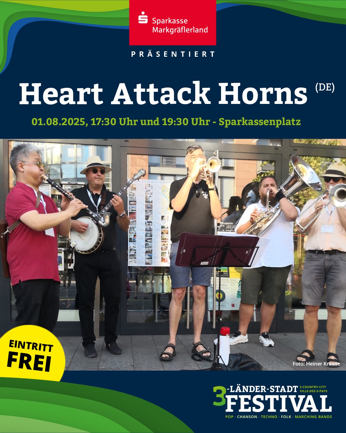 Das Foto zeigt eine Band, die im Freien mit verschiedenen Instrumenten wie Banjo, Klarinette und Trompete spielt. Im Hintergrund ist eine Ankündigung für ein Festival zu sehen.