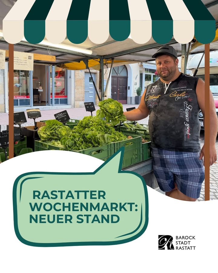 Eine Person mit Kopfbedeckung und ärmellosem Oberteil steht hinter einem Marktstand unter einer grün-weißen Markise und hält einen Kopfsalat in der Hand. Vor der Person befinden sich Kisten mit grünem Blattgemüse. Ein grünes Textfeld enthält die Aufschrift „RASTATTER WOCHENMARKT: NEUER STAND“ und unten rechts das Logo der Barockstadt Rastatt. (KI-Alternativtext)