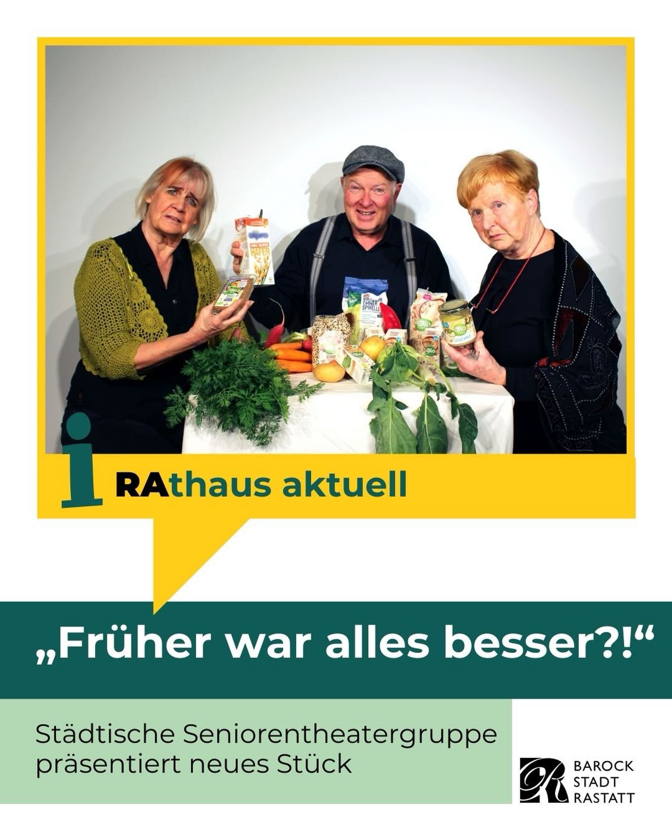 Dieser Alternativtext wurde KI-generiert: Farbphoto zeigt drei ältere Menschen mit Einkäufen und Gemüse. Im Hintergrund befindet sich eine graue Steinmauer und ein Werbeplakat für ein Theaterstück.