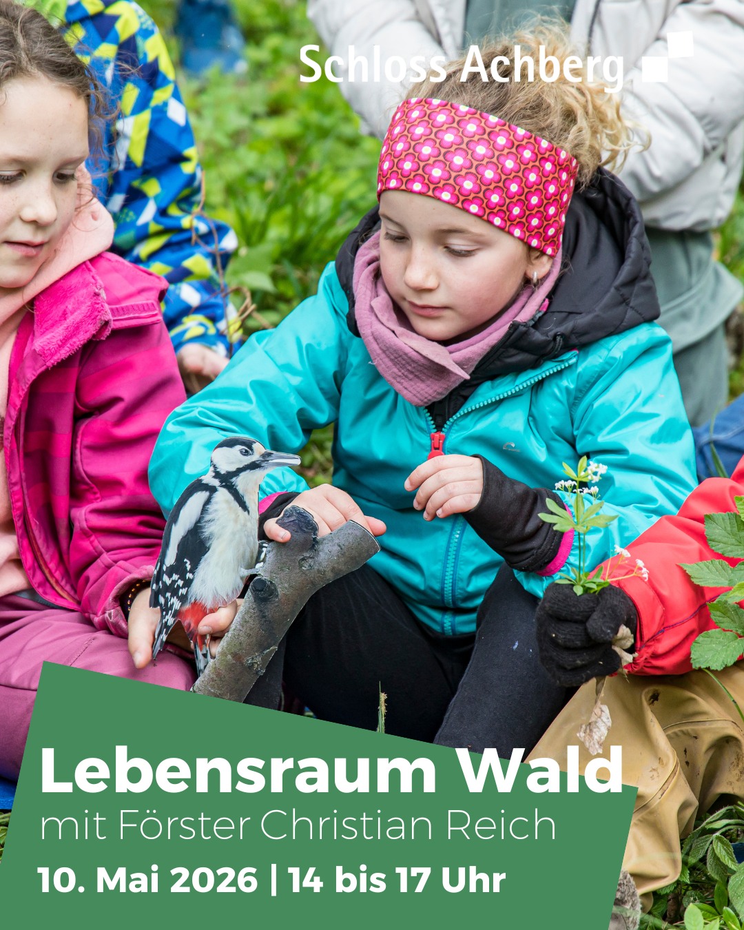 Dieser Alternativtext wurde KI-generiert: Ein farbiges Bild zeigt Personen im Freien, darunter ein Vogel auf einer Hand. Im Hintergrund ist ein Gebäude und grüne Vegetation zu sehen.