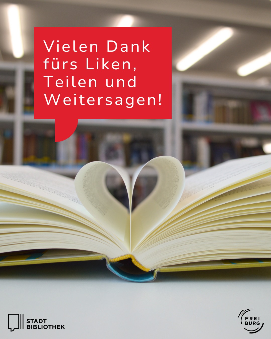 Offenes Buch mit Seiten, die ein Herz formen, vor Bücherregalen. Roter Textfeld mit „Vielen Dank fürs Liken, Teilen und Weitersagen!“. Unten Logos von Stadt Bibliothek und Freiburg. (KI-Alternativtext)