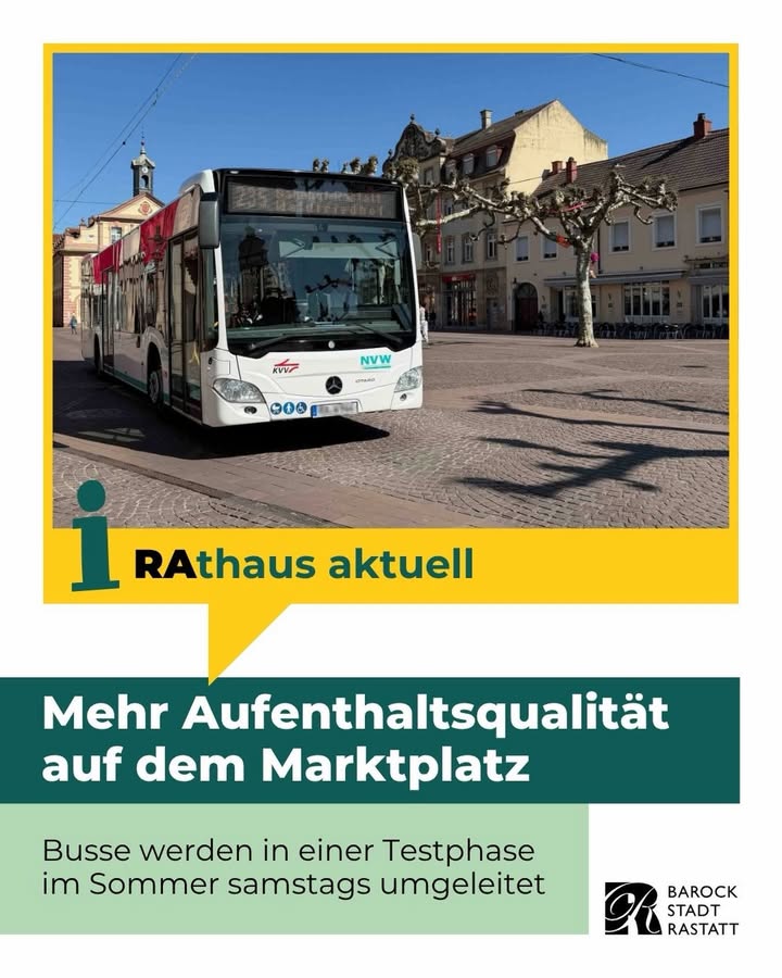 Dieser Alternativtext wurde KI-generiert: Ein öffentliches Verkehrsmittel steht vor einer Stadtlandschaft. Im Vordergrund befindet sich ein Informationsschild mit Text.