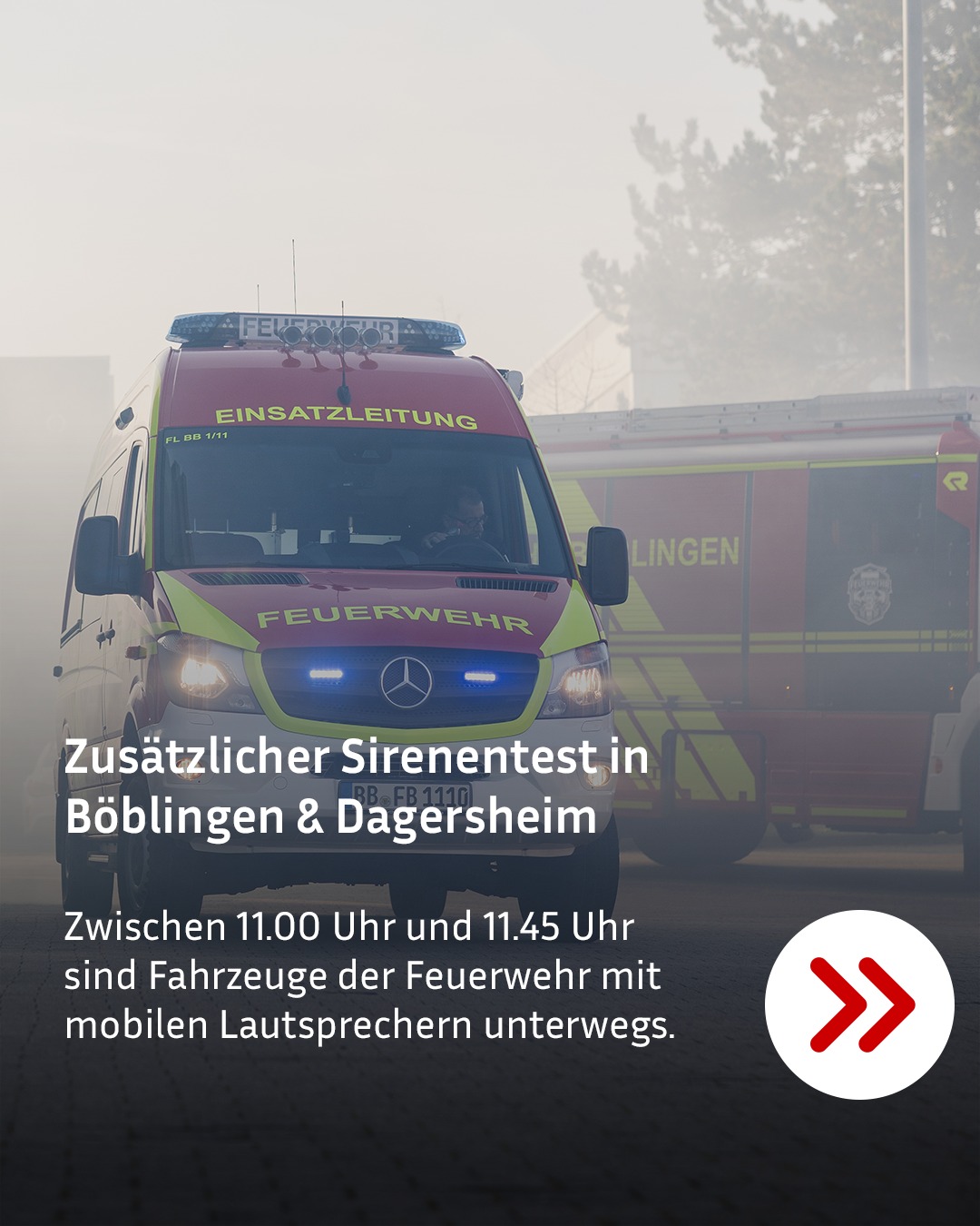 Ein Feuerwehrfahrzeug der Einsatzleitung mit Blaulicht steht im Vordergrund, dahinter ein weiteres Feuerwehrfahrzeug. Der Text lautet: "Zusätzlicher Sirententest in Böblingen & Dagersheim. Zwischen 11.00 Uhr und 11.45 Uhr sind Fahrzeuge der Feuerwehr mit mobilen Lautsprechern unterwegs." Unten rechts zeigt ein roter Doppelpfeil in einem weißen Kreis nach rechts. (KI-Alternativtext)