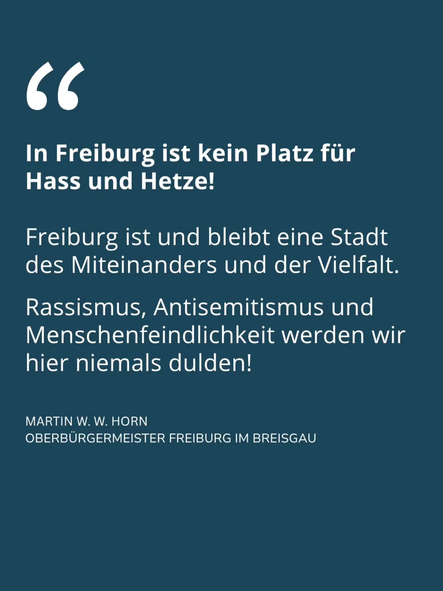 Dieser Alternativtext wurde KI-generiert: Ein dunkler Hintergrund mit einem Zitat in Weiß. Der Text beinhaltet eine klare Botschaft gegen Hass, Diskriminierung und für Vielfalt und Zusammenhalt.