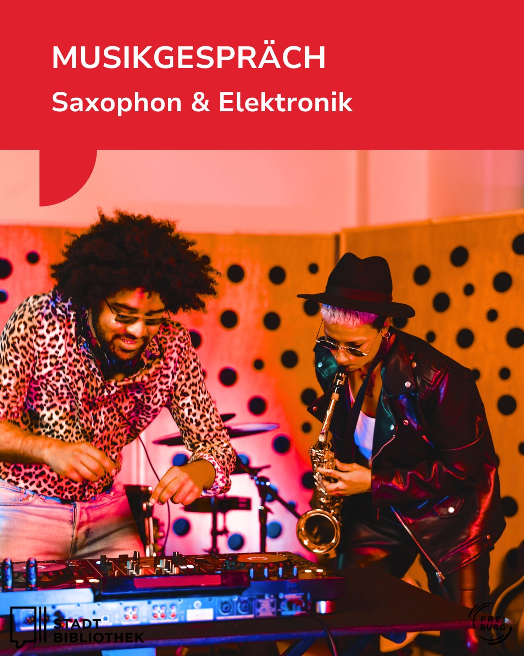 Zwei Musikerinnen und Musiker auf einer Bühne: Eine Person bedient ein DJ-Mischpult, die andere spielt Saxophon. Oben steht „MUSIKGESPRÄCH Saxophon & Elektronik“, unten links das Logo der Stadtbibliothek, rechts das von Freiburg. (KI-Alternativtext)